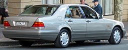1994_Mercedes-Benz_S_320_(W_140)_sedan_(2011-06-06)_02.jpg