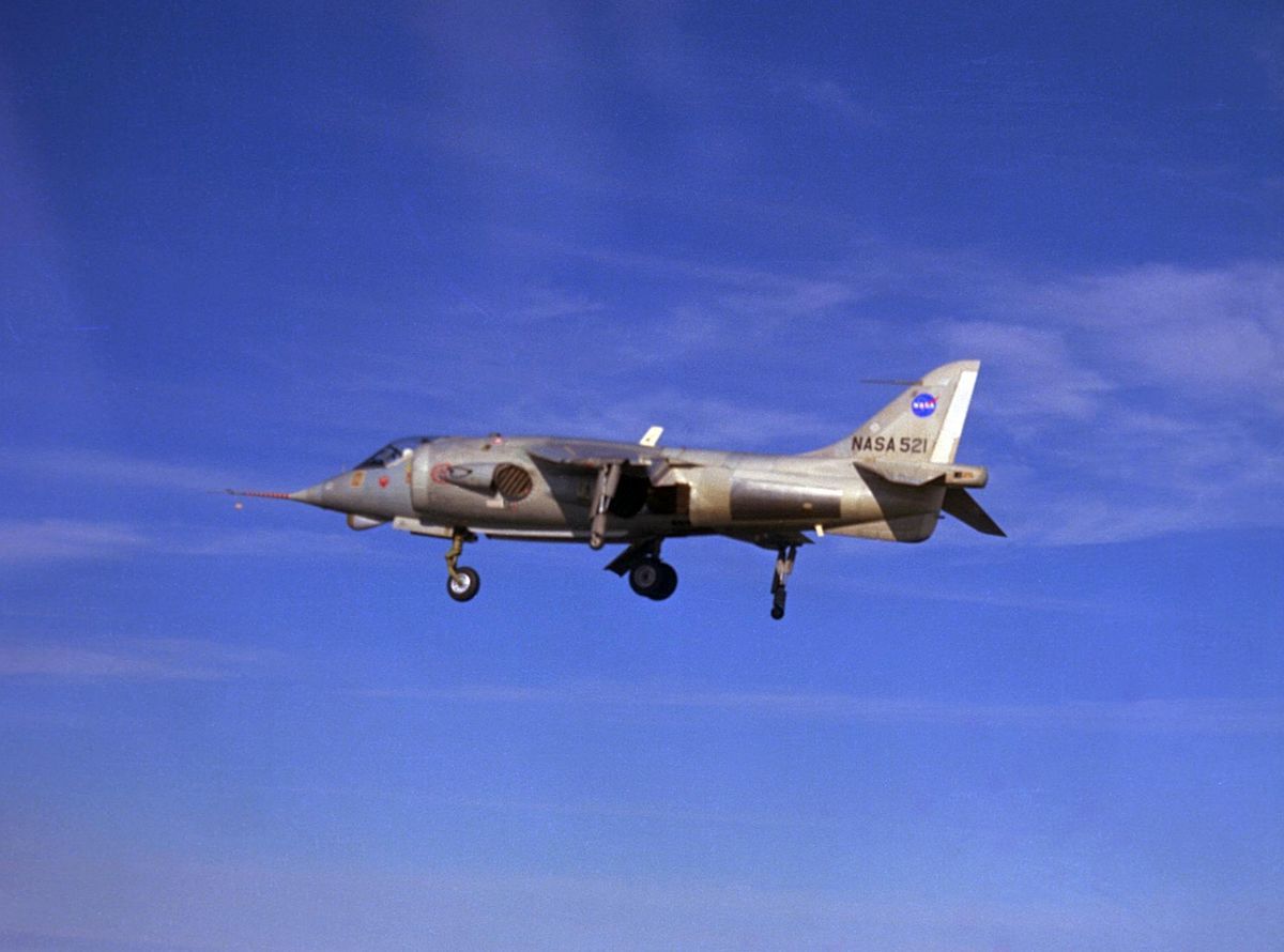 1200px-Hawker_Siddeley_P.1127_in_flight_at_NASA_Langley_1968.jpg