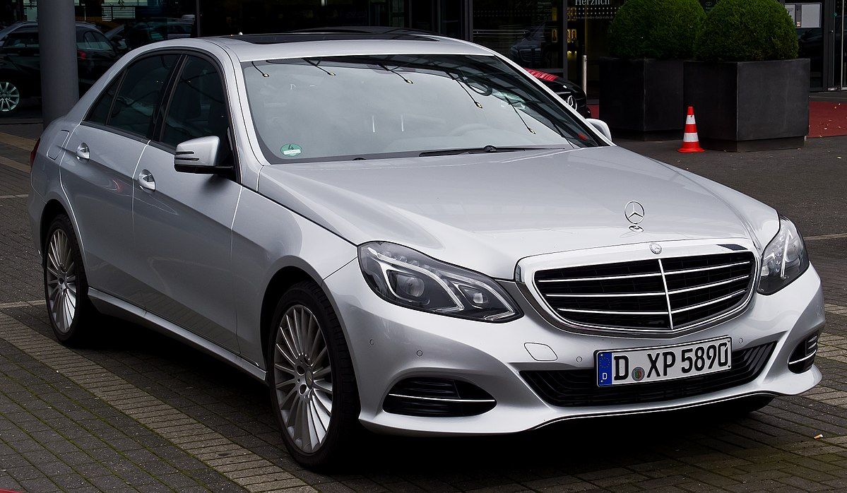 1200px-Mercedes-Benz_E_220_CDI_Elegance_(W_212,_Facelift)_–_Frontansicht,_30._August_2014,_Düs...jpg