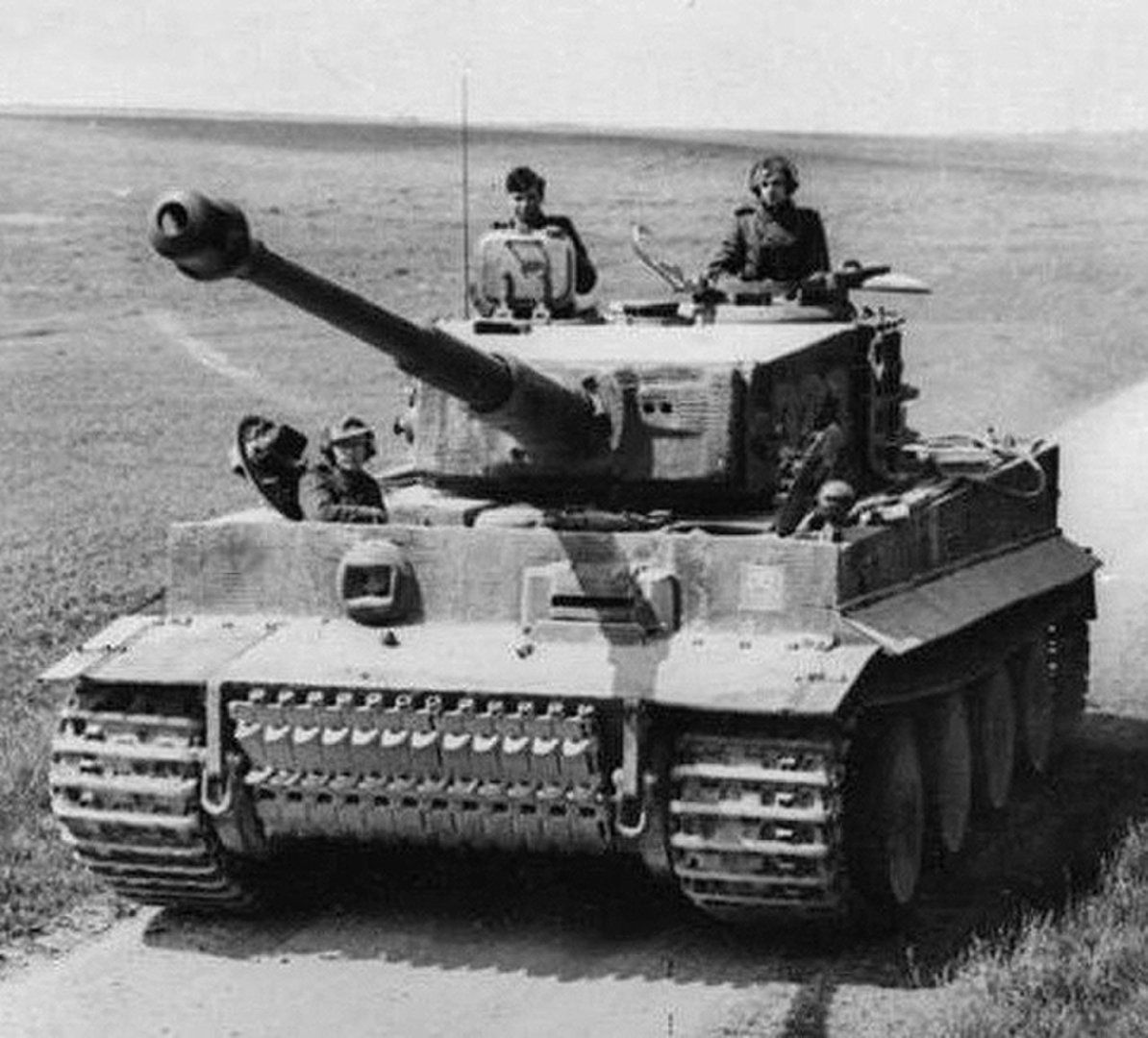 1280px-Bundesarchiv_Bild_101I-299-1805-16,_Nordfrankreich,_Panzer_VI_(Tiger_I).2.jpg