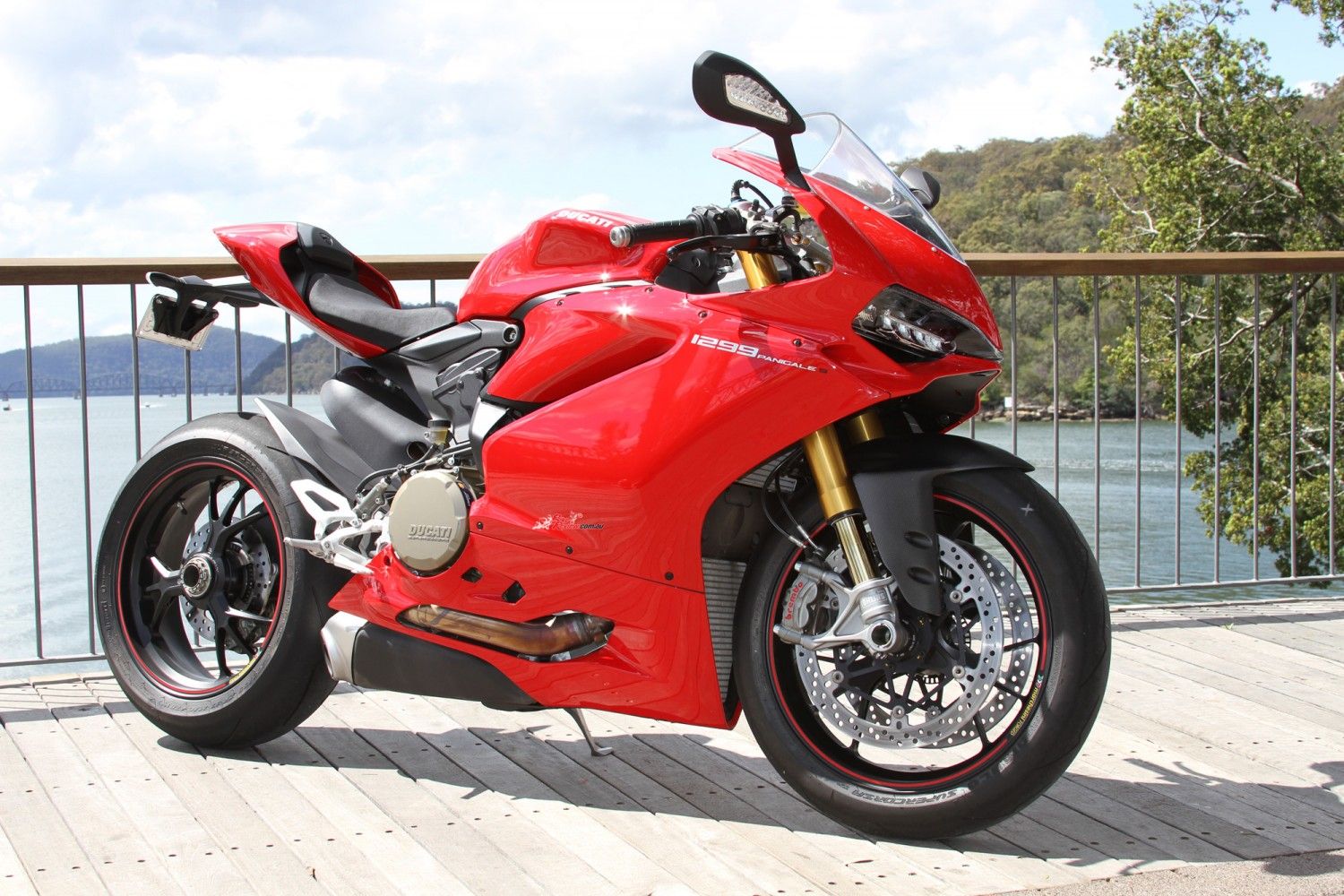 2015-Ducati-Panigale-1299-S-BikeReview-14-1500x1000.jpg