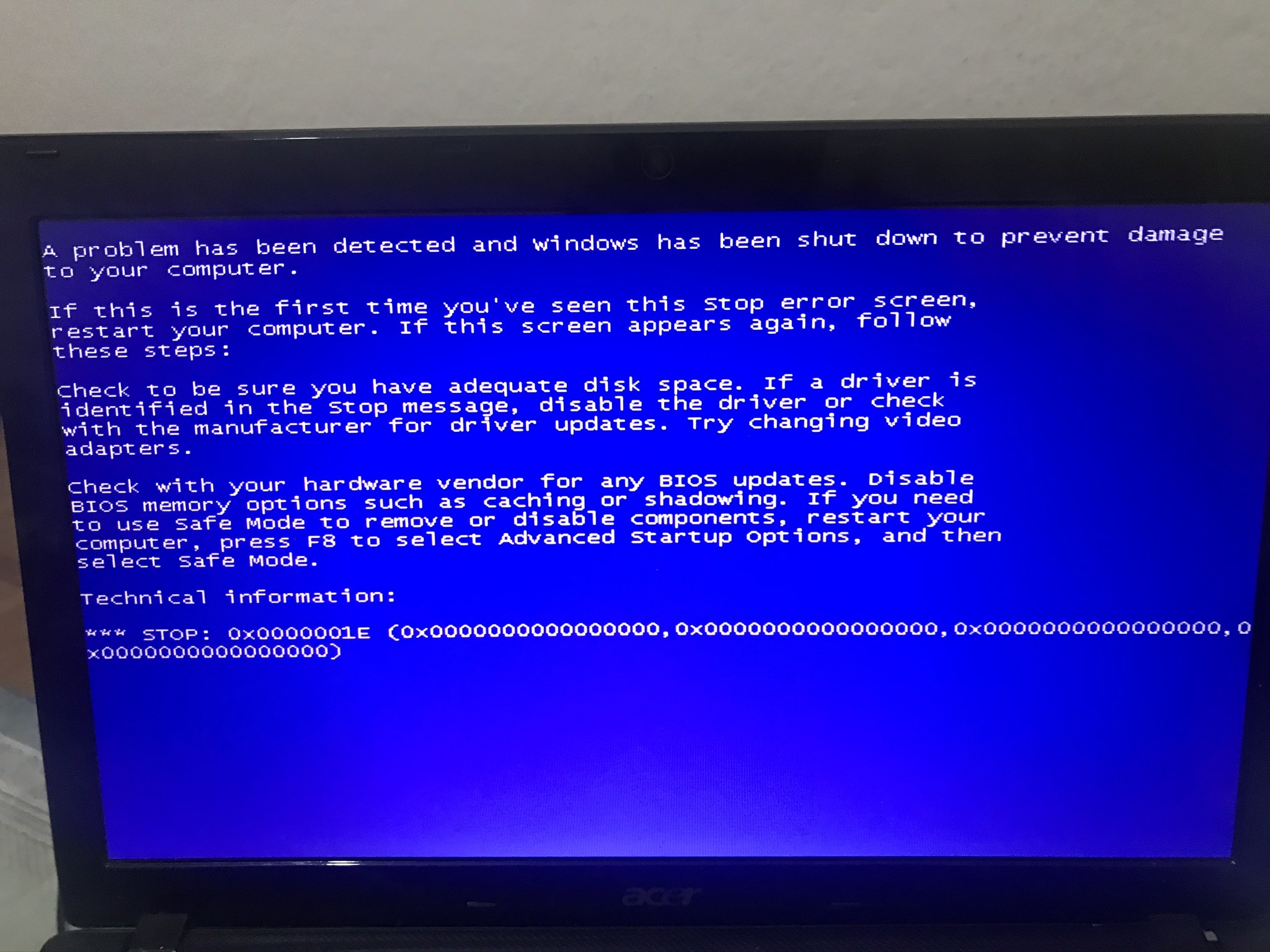 Биос экран смерти. Синий экран. Коричневый экран смерти. Синий экран на мониторе компьютера.