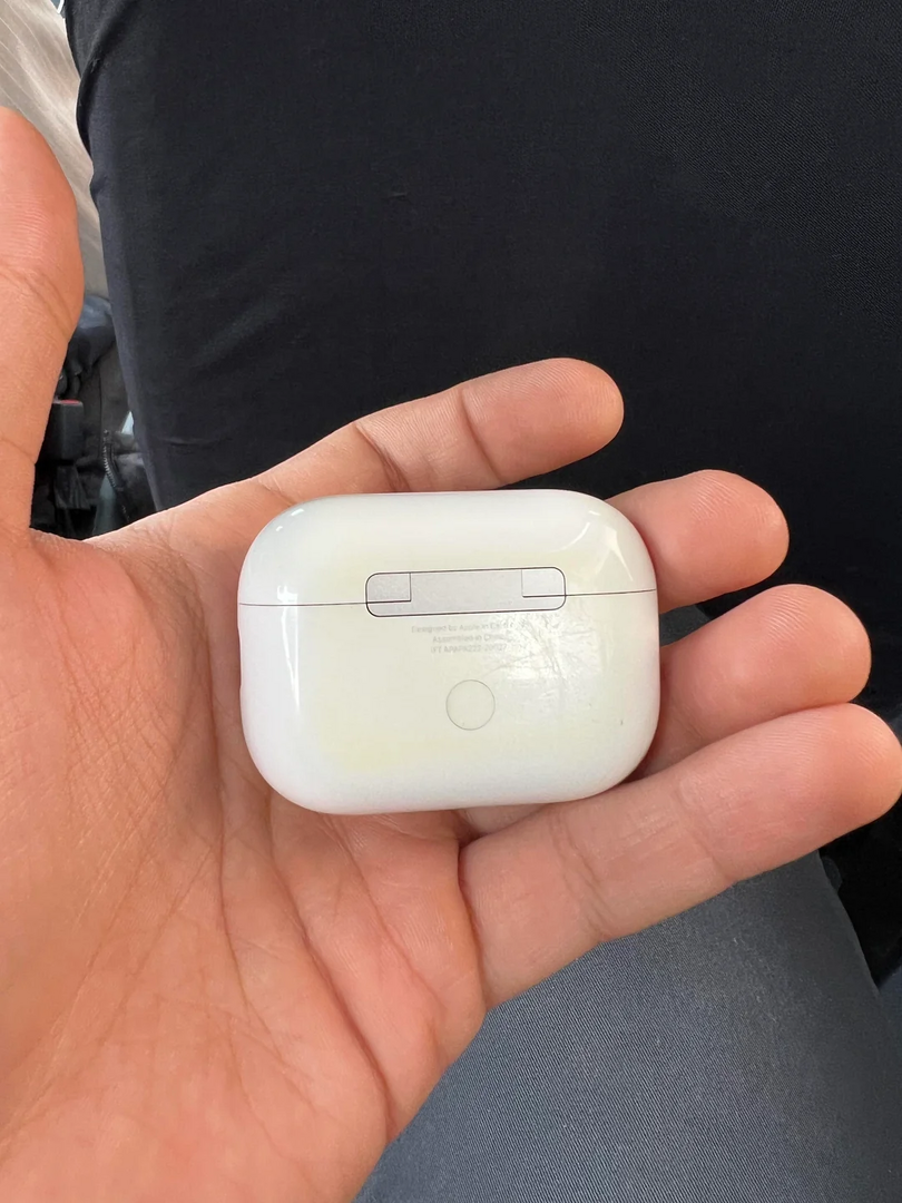 airpods-pro-2-case-getting-yellow-stains-v0-xfqqwhgjchnb1-_1_.png