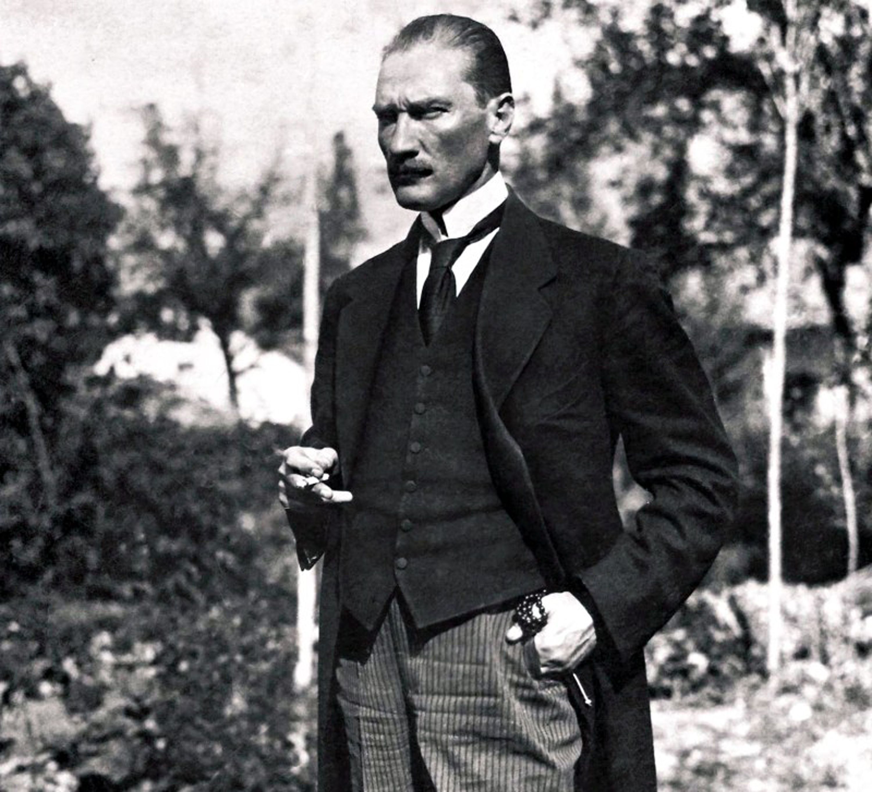 Ataturk-sigara-icerken-mustafakemalim-10.jpg