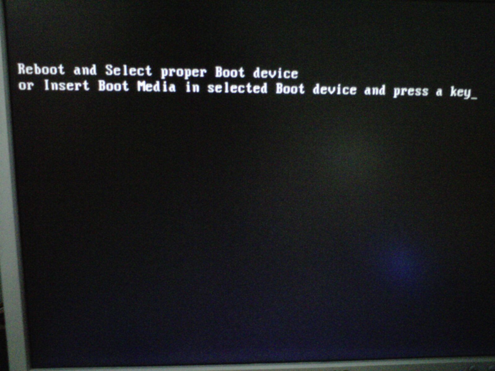 Черный экран и вылет. Чёрный экран при включении компьютера. При запуске компьютера черный экран с надписями. Reboot Boot device. При загрузке компьютера черный экран с надписью.