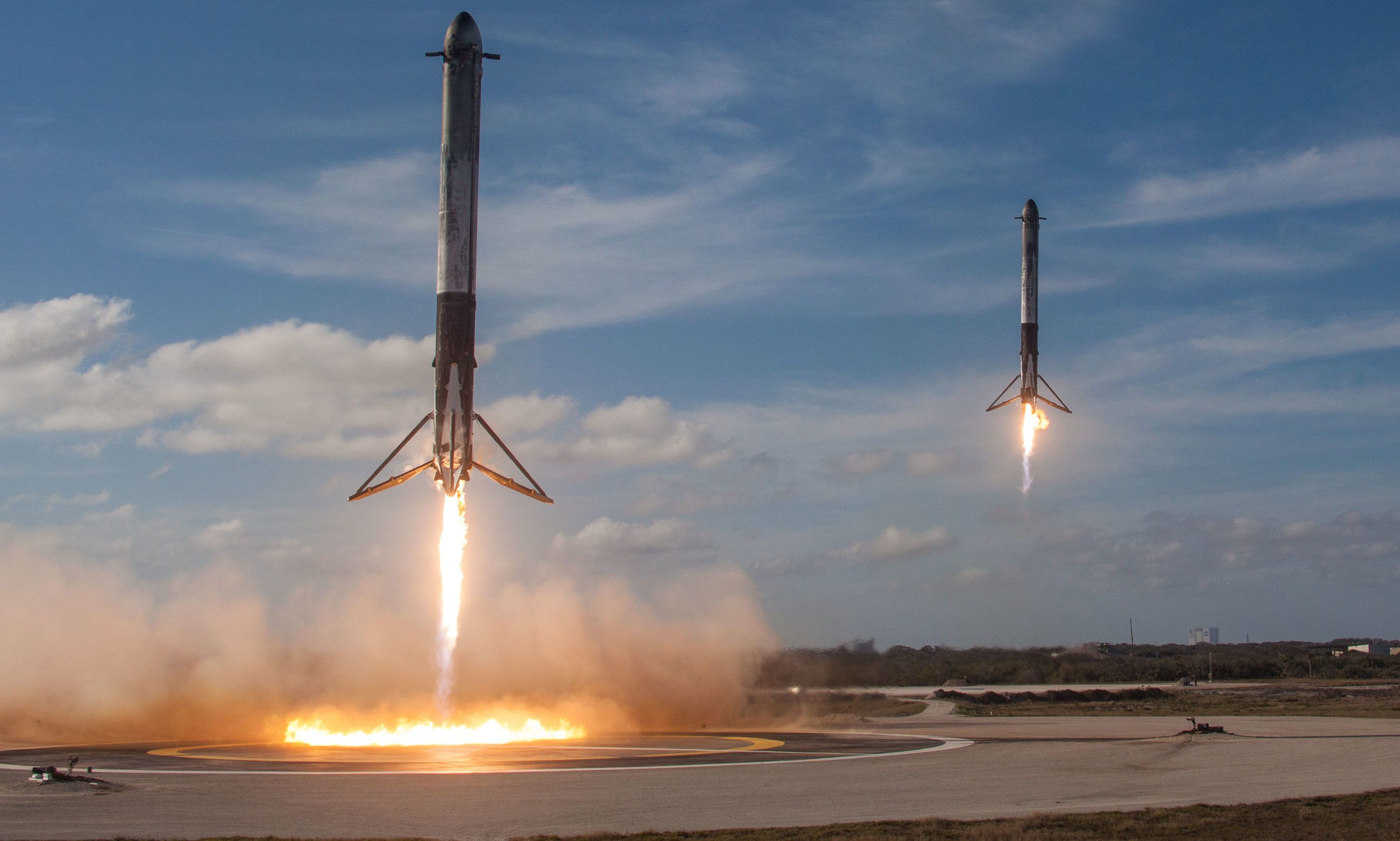 Falcon-Heavy-side-booster-landings-SpaceX-e1518547599594.jpg