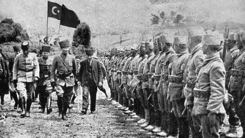 Mustafa Kemal ATATÜRK ve Silah Arkadaşları.jpg