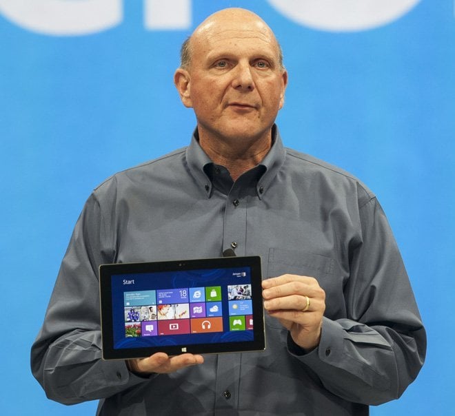 Steve Balmer yeni tabletleri tanıtırken görülüyor.