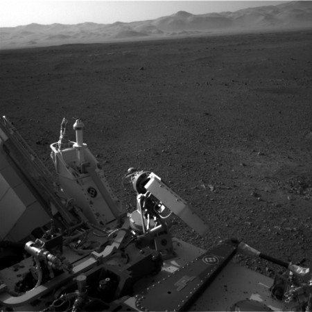 Bu fotoğrafta Mars yüzeyinde ki tepeler de gözüküyor.