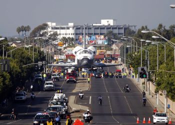 Endeavour, Bilim Merkezine doğru yavaş yolculuğuna devam ediyor.