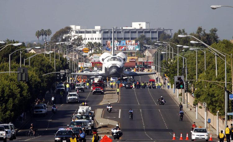 Endeavour, Bilim Merkezine doğru yavaş yolculuğuna devam ediyor.