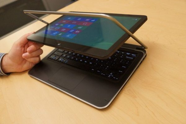 Dell XPS 12, rahatça hareket eden ekranı ile kullanıcıya tablet kullanımı da sunuyor.