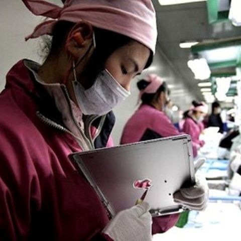 Foxconn'un Çin'de ki bir çok fabrikasında bir çok yaşı tutmayan işçi bulunuyor.