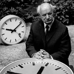 1901 - 1993 yılları arasında yaşayan İsviçreli Mühendis Hans Hilfiker, simge haline gelmiş saatiyle birlikte.