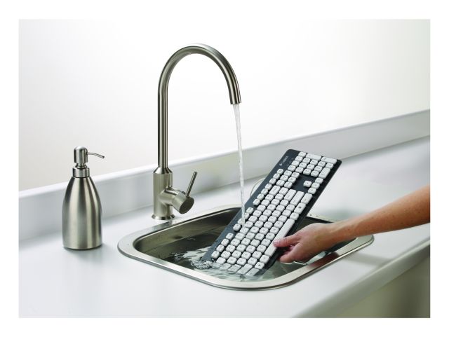 Logitech Yıkanabilir Klavye K310'u rahatlıkla suyla yıkayabilirsiniz.