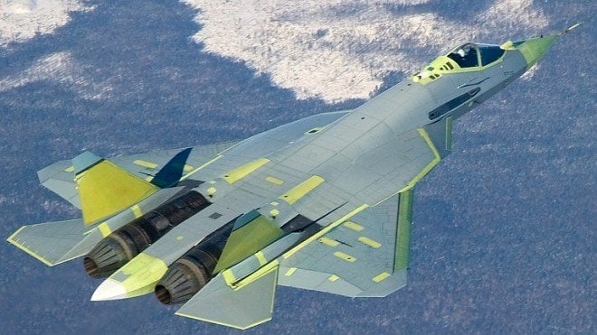 Sukhoi T-50 test uçuşlarından birinde görülüyor.