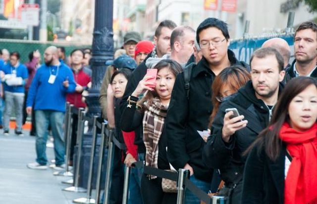 Cuma günü piyasaya sürülen iPad Mini için kuyruklar oluştu. Bu fotoğraf San Francisco'da ki bir Apple Store önünde çekildi.