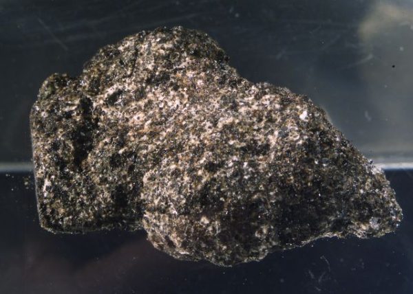 Ay Taşları d&uuml;nyamıza 3 farklı kaynaktan geliyor: Amerikan Apollo g&ouml;revleri, Sovyet Rusya Luna g&ouml;revleri ve meteorlar.