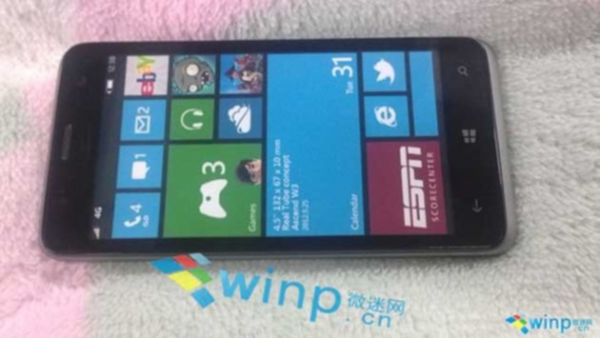 Huawei Ascend W3'ün ilk görüntüleri internete sızdı.