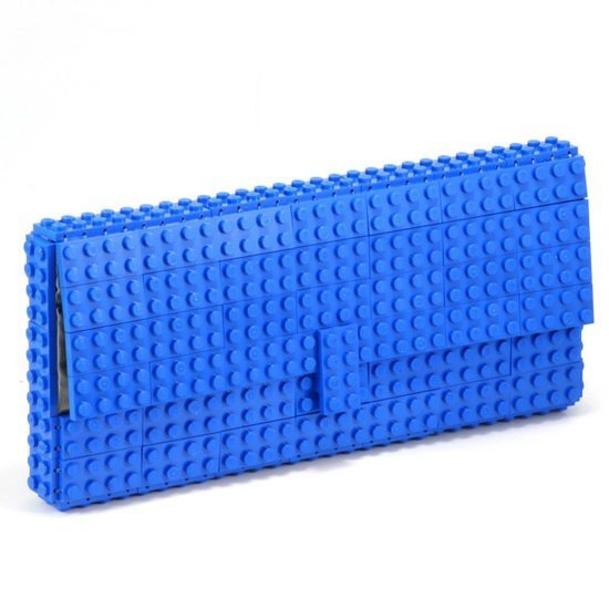 Laptoptan ziyade tablet kullanıcıları i&ccedil;in tasarlanmış legolarla bezeli bir &ccedil;anta.