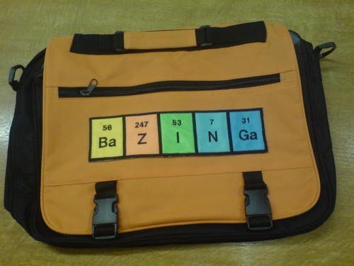 Sheldon Cooper'ın bir fenomene d&ouml;n&uuml;şm&uuml;ş Bazinga s&ouml;z&uuml; element tablosuyla &ccedil;antaya işlenmiş.