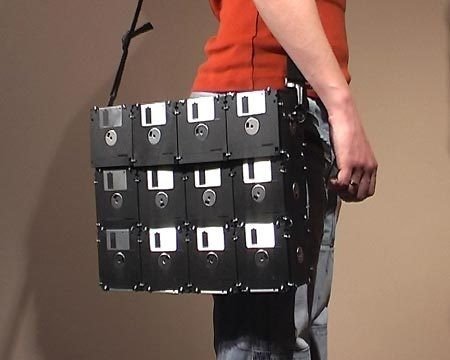 Renk c&uuml;mb&uuml;ş&uuml; yerine siyahı tercih edenler i&ccedil;in floppy disketlerden yapılma bir başka &ccedil;anta.