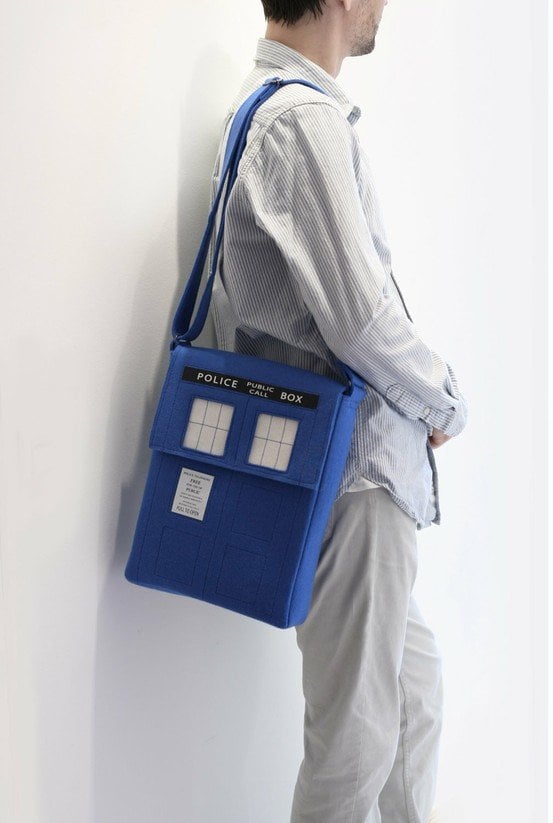 Doctor Who takip&ccedil;ileri i&ccedil;in Tardis'in model alınarak hazırlandığı bir &ccedil;anta.