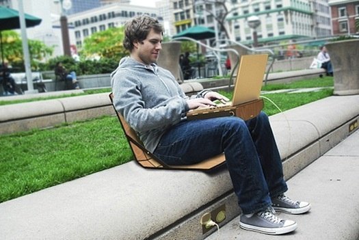 İçerisinde ufak bir masa ve sandalye taşıyan oldukça ilgi çekici bir çalışma.