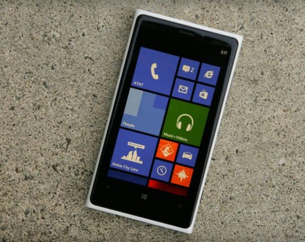 Çift Çekirdekli Snapdragon S4 işlemcisi bulunan Lumia 920, Windows 8 Phone işletim sistemi ile akıllı telefon pazarında bir numara olmak için can atıyor.