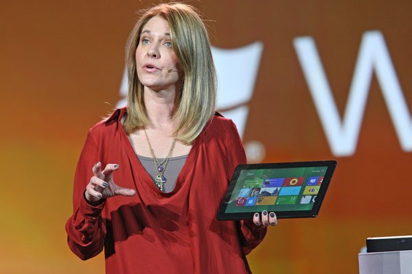Microsoft'un kurumsal çalışmalarından sorumlu olan Tami Reller, konu Windows 8 olduğunda, yazılımı kötü yorumlara karşı savunmaktan kaçınmıyor.