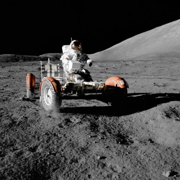Apollo 17 görevi sırasında Ay Taşıtı'nı süren Eugene A. Cernan.