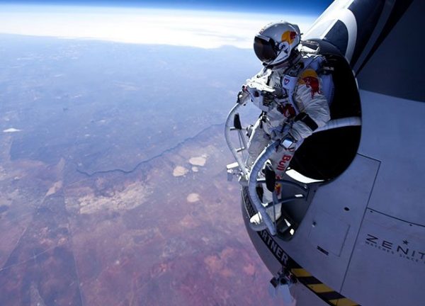 2012 yılına dair akıllarda kalan bir olay, Felix Baumgartner'ın 39 Km'den yeryüzüne atlaması.