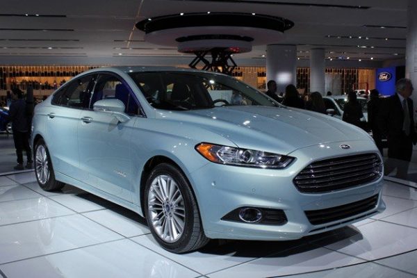 Ford Motor, 2013 model Fusion sahiplerini uyardı.