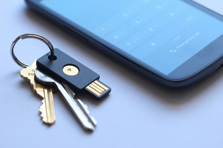 Arama motoru devi tarafından Google servisleri için hazırlanan YubiKey, 25 Dolar fiyatıyla satılıyor.