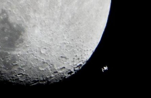 Ay'ın yanında ufak bir nokta olarak gözüken cisim Uluslararası Uzay İstasyonu.
