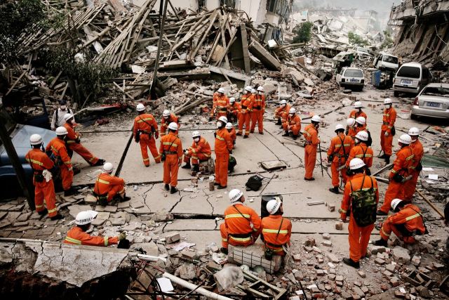 Apple ve Samsung Çin'de yaşanan depremi unutmadı.