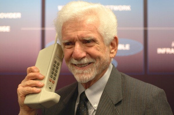 Cep telefonunu icat eden ve ilk görüşmeyi yapan Marty Cooper.