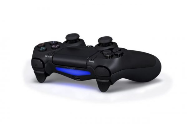 PS4'e dair ilk tanıtılan parça DualShock 4 olmuştu.