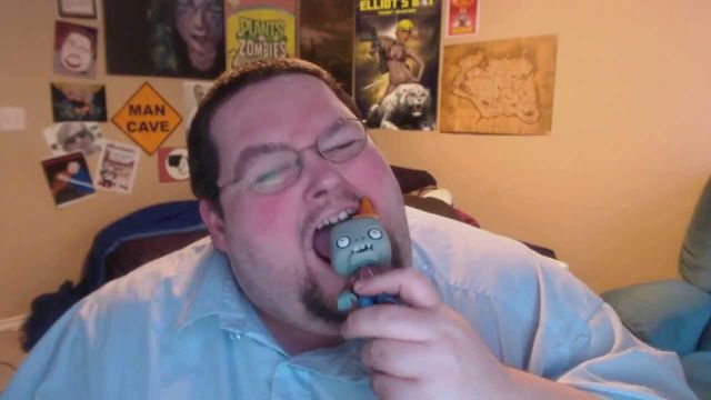 Tanıtım videosundaki en tanıdık yüzlerden biri olan Francis gene sağa sola bağırıyor.