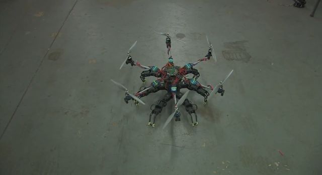 Örümcekvari Hexa Pod adlı robot ilginç olduğu kadar korkunç bir görüntüsü olduğu kesin.