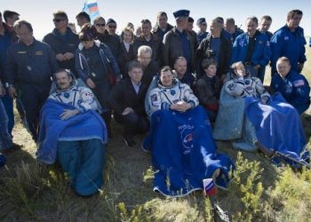 Soldan sağa sırasıyla 35. Mürettebat: Kumandan Chris Hadfield (Kanada), Uçuş Mühendisi Roman Romanenko (Rusya), Uçuş Mühendisi Tom Marshburn (ABD).