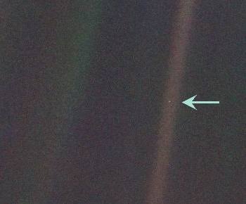 Voyager-1 tarafından çekilen ve Carl Sagan tarafından Blue Pale Dot olarak yorumlanan Dünya fotoğrafı.