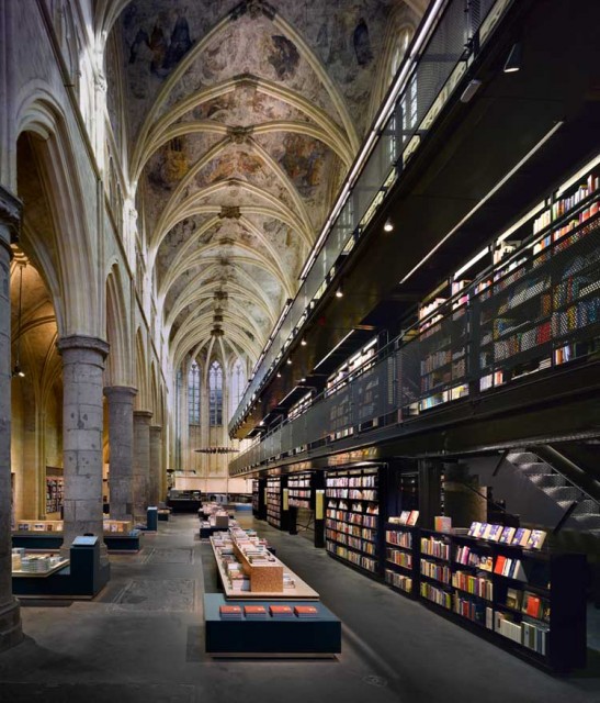 Kütüphane bir ibadethane gibidir, sessiz ve kutsal. Bu fotoğrafta da dönüştürülmüş bir kütühane görüyoruz.