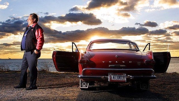 Irvın Gordon isimli eski öğretmen '66 model Volvo'suyla rekordan rekora koşuyor.