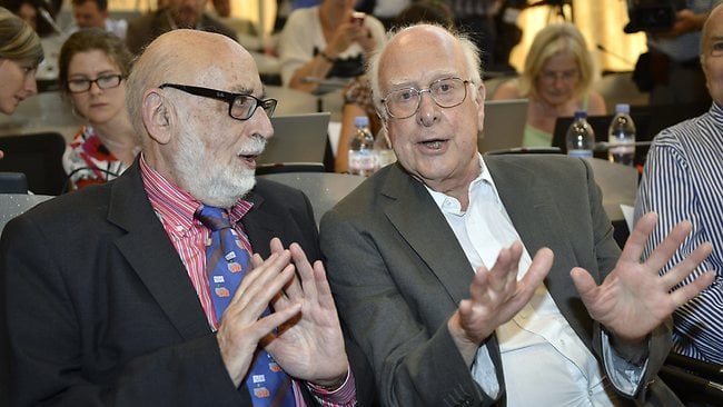 Tanrı Parçacığı'nın keşfinde önemli teoriler sunan ikili Nobel Fizik Ödülü'nü paylaştı.