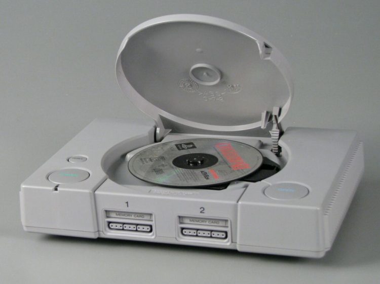 1995 yılından bu yana PlayStation'un gelişimi.