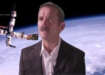 Chris Hadfield, kendine has bıyığı ile yeniden karşımıza çıktı.