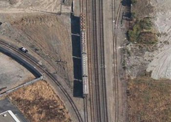 Tren rayının sol tarafında ayakta duran polis memurları ve Kevin Barrera'nın cesedi rahatlıkla seçilebiliyor.