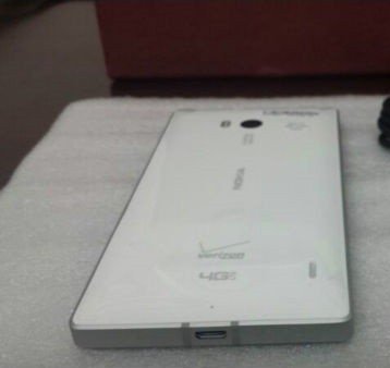 Lumia 929'un, siyah modeli dışında bir de beyaz tasarımı ortaya çıktı.