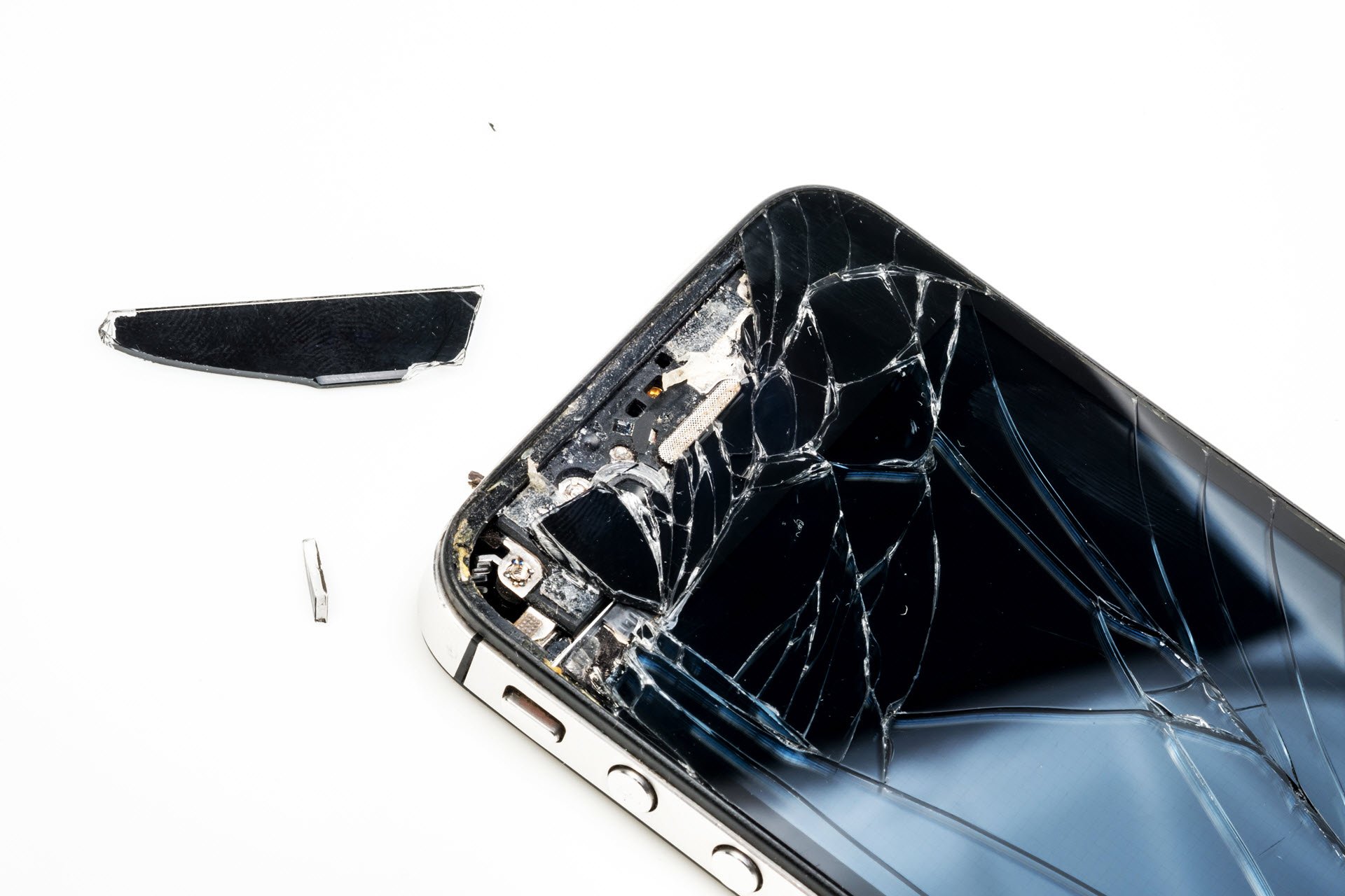 Разбивания телефонов. Сломанный смартфон. Разбитый айфон. Разбитый экран смартфона. Сломанный айфон.